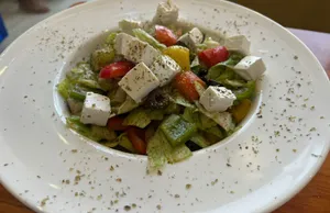 Greek Salad                                                                   سلطة يونانية