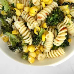 Pasta & Broccoli Salad                                                                سلطة الباستا والبروكلي