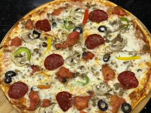 la farina special pizza                                                               بيتزا خاصة لافارينا